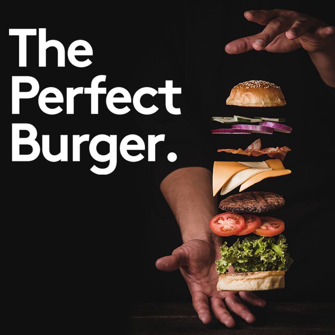 La hamburguesa perfecta A Dos Manos: pan artesanal, cebolla tempura, queso americano, carne grassfed, salsa secreta