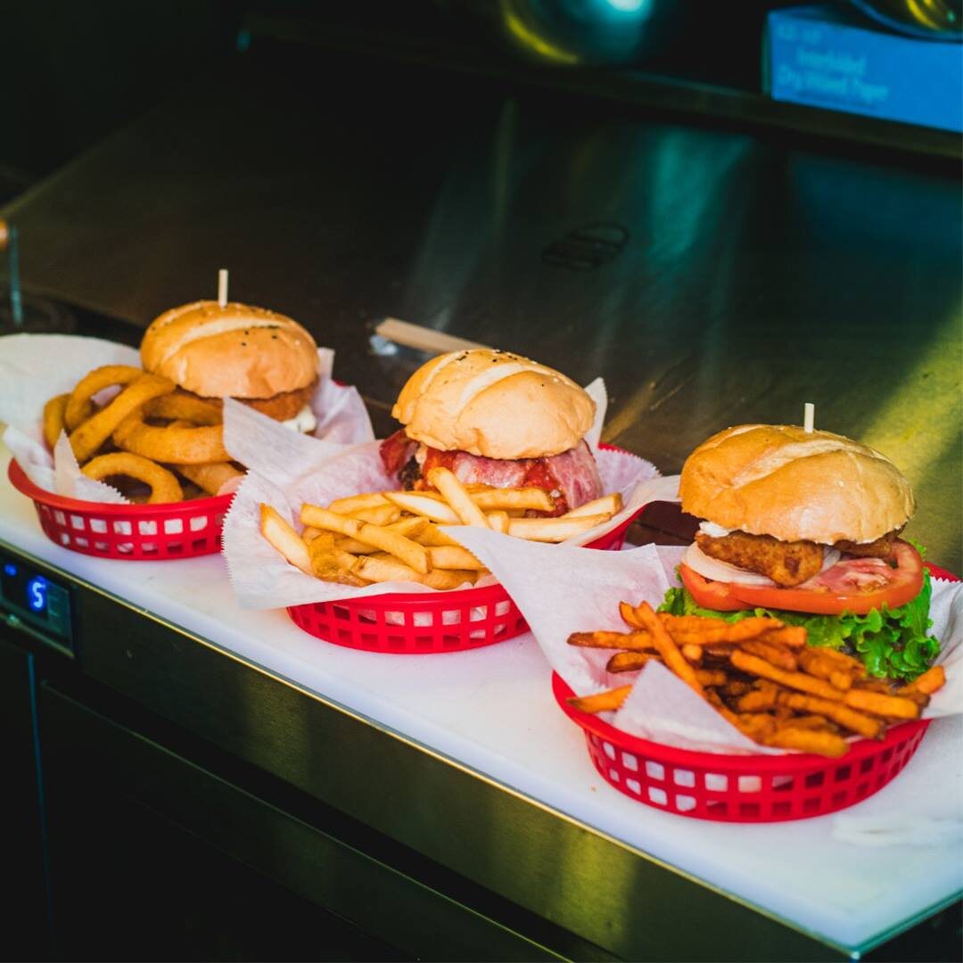 Canastas de hamburguesas y papas en la barra